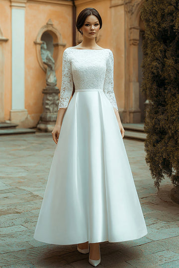 Robe de mariée en satin ivoire une ligne bateau